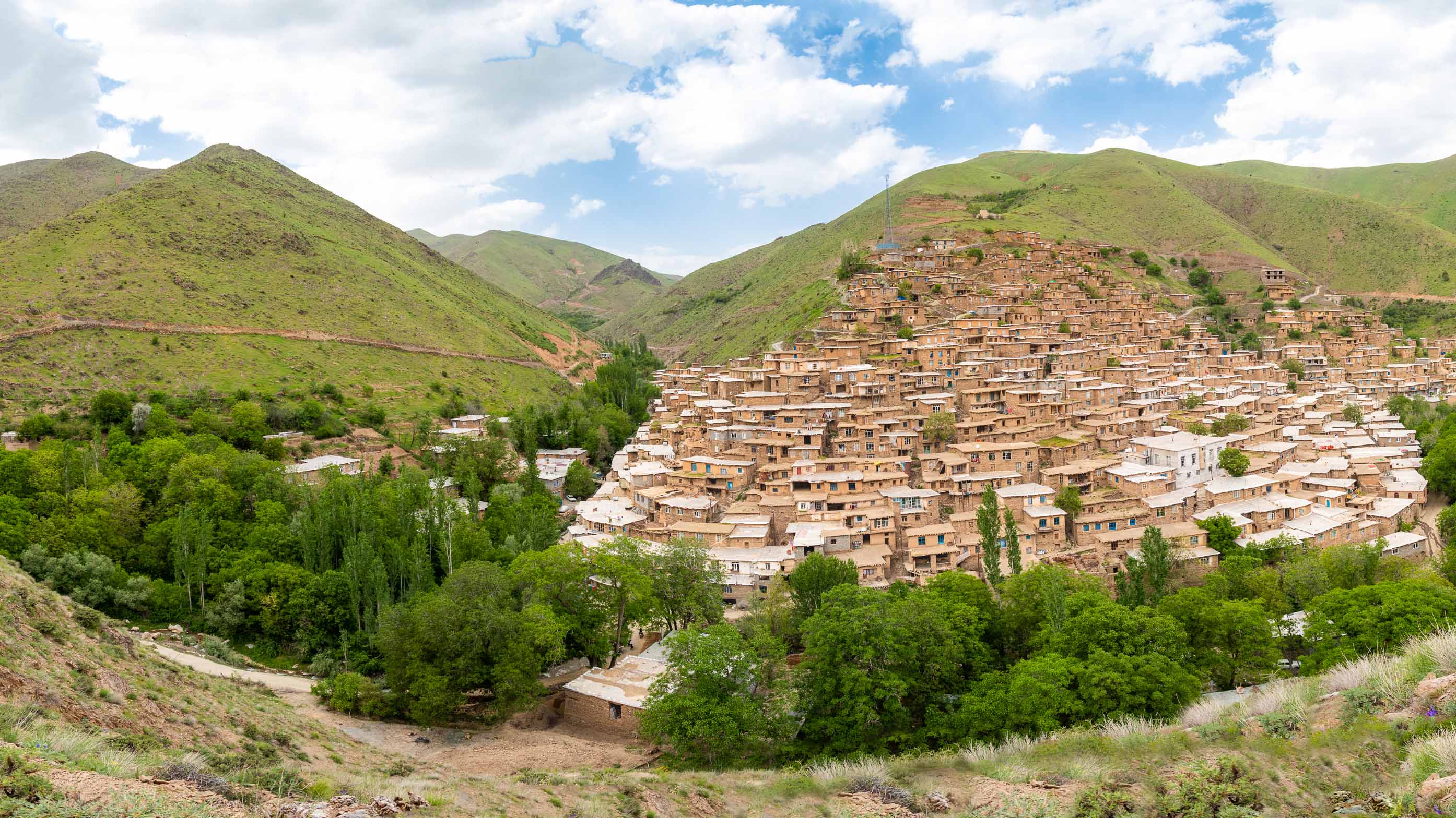 «هشمیز» روستایی با خانه‌های پلکانی در دل کوه‌های سنندج